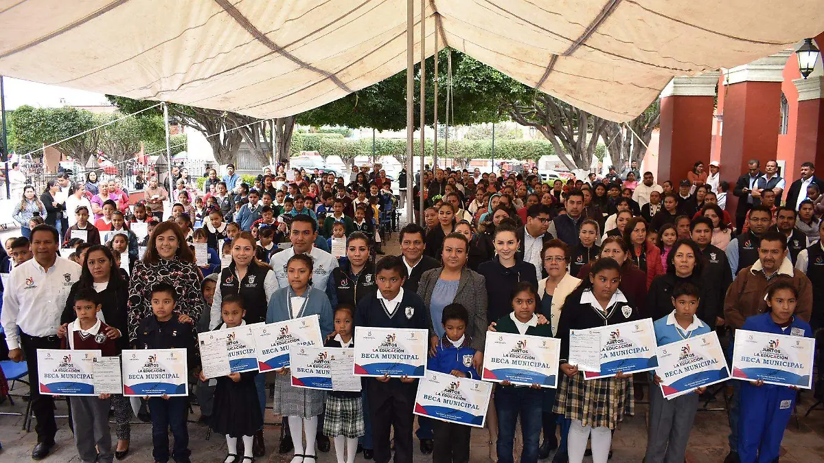 Entregan becas a alumnos con mejores promedios de Pedro Escobedo. Foto Especial